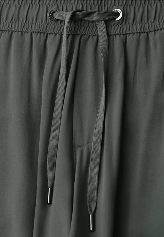 Donkergrijze joggingbroek met koord en metalen ogen.