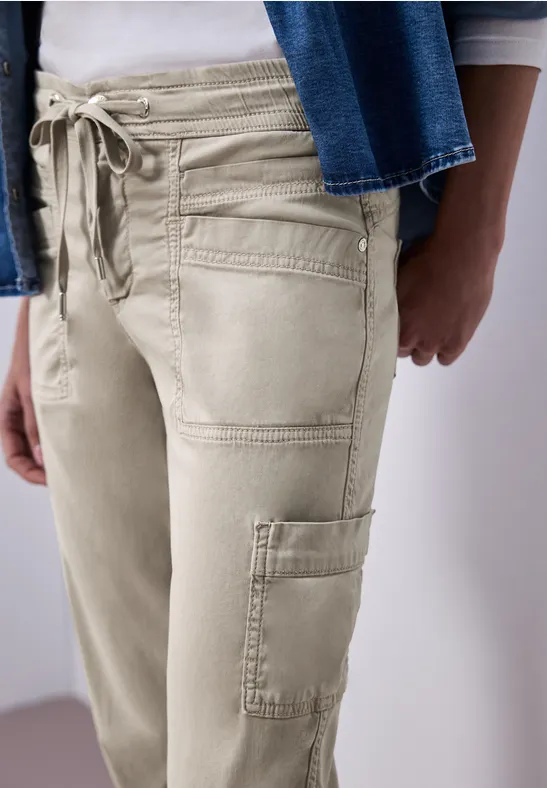 Beige Cargohose mit Tunnelzugbund und aufgesetzten Taschen