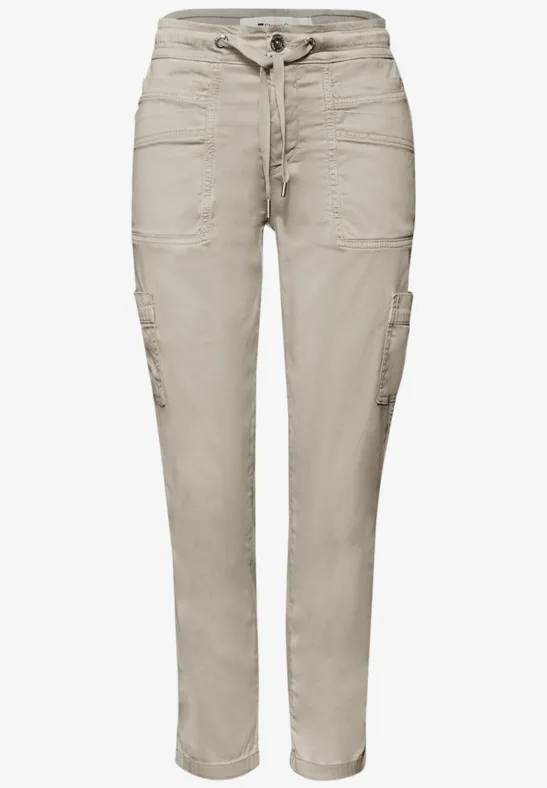 Helle Cargo-Hose mit Gürtelschlaufen, seitlichen Eingrifftaschen und gekürzten Beinen.
