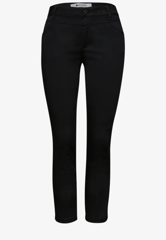 Schwarze, schmale Damenjeans mit Knopfverschluss und enger Passform.