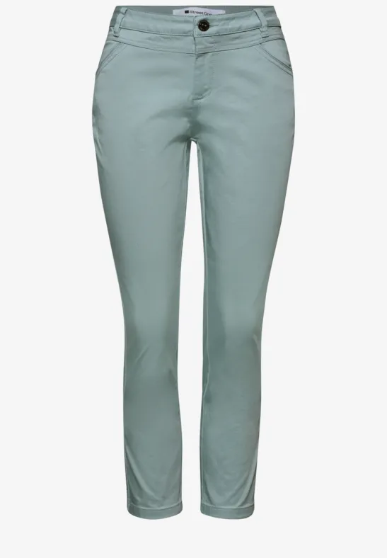 Lichtmintgroene slim-fit damesbroek met knoop- en ritssluiting en steekzakken.
