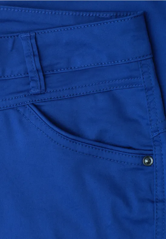 Kobaltblauwe broek met zak en riemlussen, zichtbare stiksels en gestructureerde stof