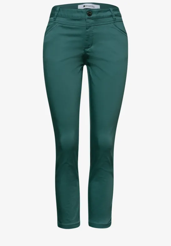 Smaragdgrüne Damenhose mit schmalem Schnitt, fünf Taschen und leicht gekürztem Bein.