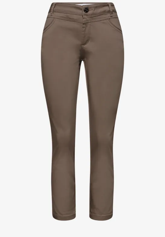 Bruine damesbroek met smalle pasvorm en knoopsluiting