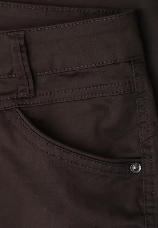 Nahaufnahme einer braunen Jeanshose mit Tasche, Gürtelschlaufe und Niete.