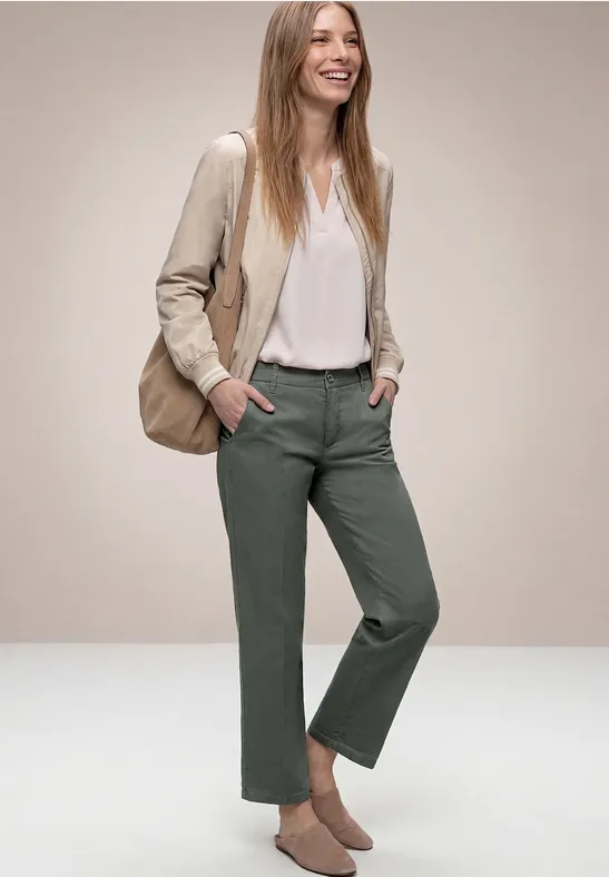 Straight Legs chino's in een casual pasvorm cilantro green