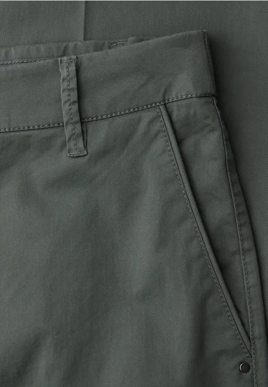 Straight Legs chino's in een casual pasvorm cilantro green