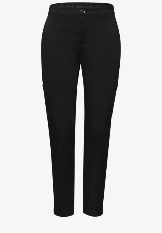 Zwarte, recht gesneden damesbroek met knoop- en ritssluiting en zijzakken