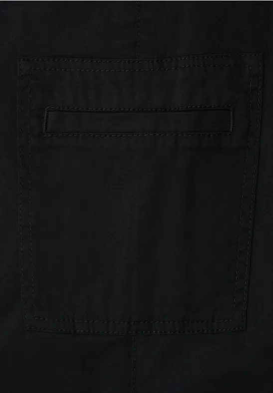 Zwart textiel met rechthoekige zak en subtiele stiksels