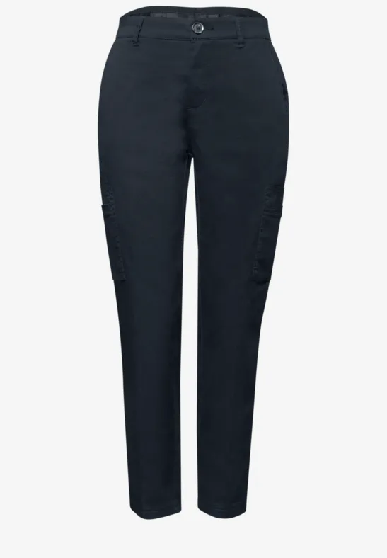Dunkle, schmal geschnittene Damenhose mit seitlicher Cargotasche und elastischem Bund.