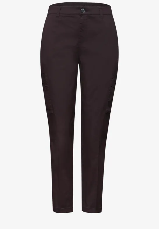 Donkere slim-fit herenbroek met knoopsluiting, riemlussen en zijzakken.