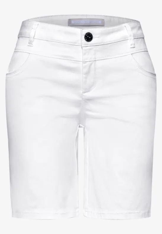 Witte damesshorts van katoen met knoop- en ritssluiting, twee steek- en twee achterzakken.