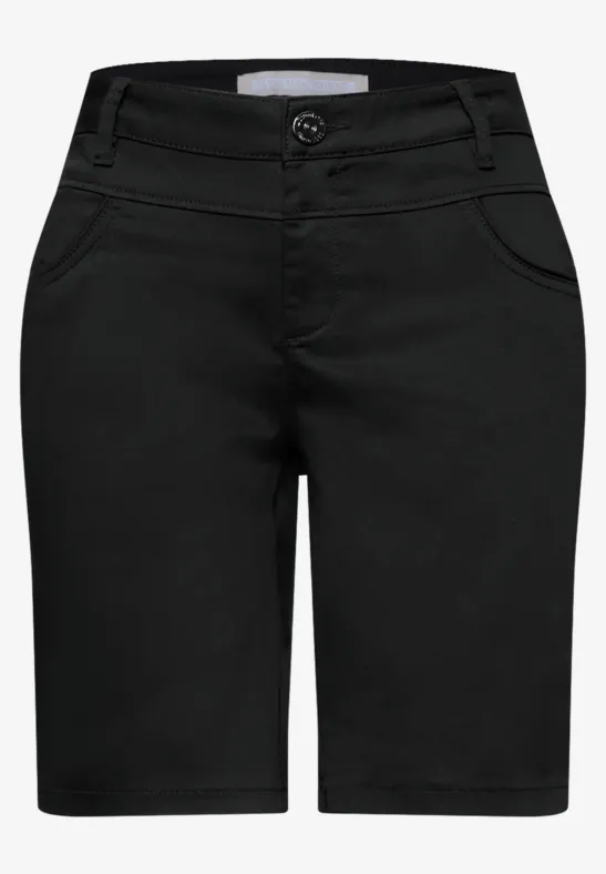 Schwarze Damen-Shorts mit Knopf und Reißverschluss vorne, schmal geschnitten, knielang.