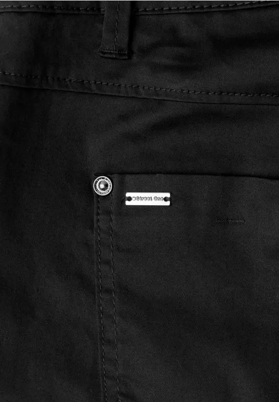 Schwarze Hosentasche mit kleiner silberner Logomarke an der Naht.