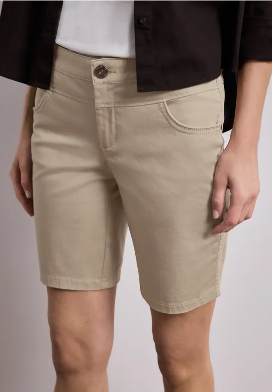 Beige bermudashort van licht materiaal tot net boven de knie, met handige zijzakken.