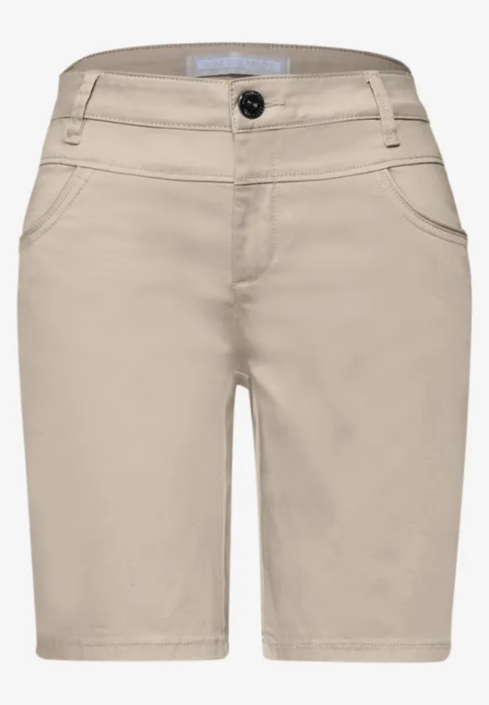 Beige dames Bermuda-short met zijzakken en knoopsluiting.