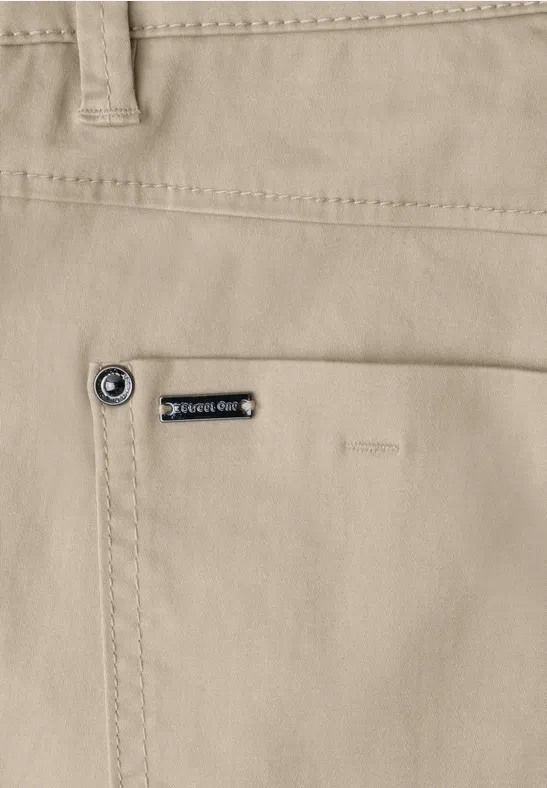 Close-up van een beige broekzak met 'ZARA MAN'-label