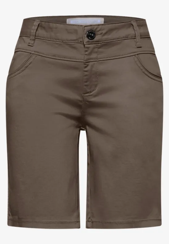 Braune knielange Shorts aus Baumwoll-Chino mit Knopfverschluss und seitlichen Eingrifftaschen.