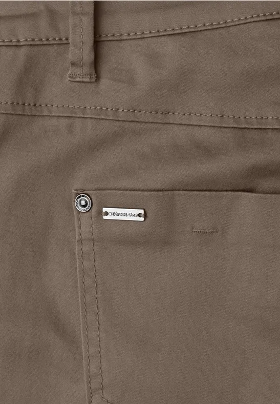 Nahe Aufnahme einer khakifarbenen Hose mit Gesäßtasche, Gürtelschlaufe und kleinem Label.