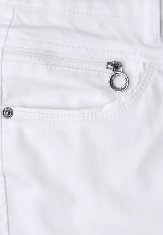 Weiße Jeans mit dezenter Metallöse an der vorderen Tasche.
