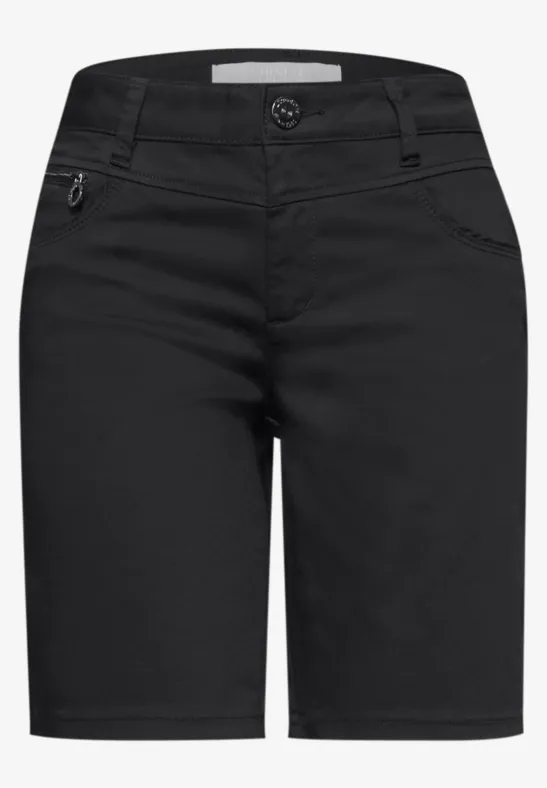 Zwarte knielange chino-short met riemlussen en knoopsluiting.