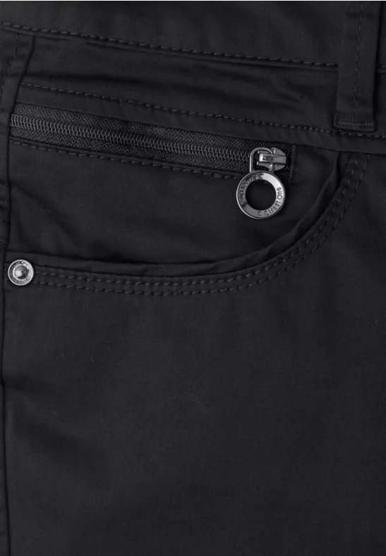 Zwarte broek met ritsspocket, klein muntzakje met metalen ring en zichtbare stiksels.