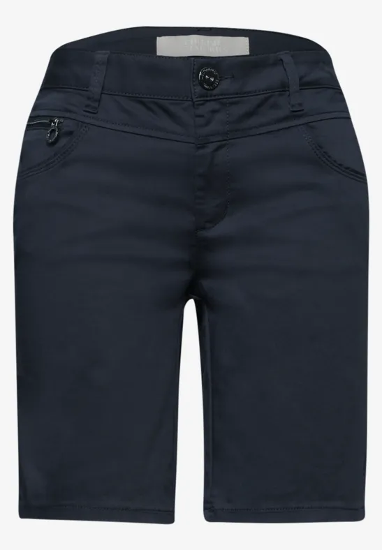 Dunkelblaue Baumwoll-Shorts mit geradem Schnitt, Gürtelschlaufen und Seitentaschen.