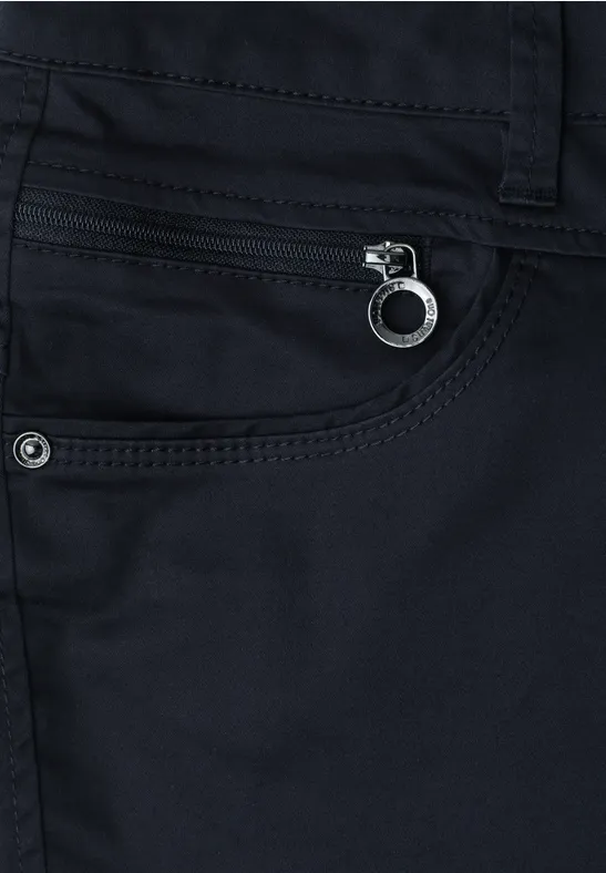 Schwarze Hose mit seitlicher Tasche und einem silbernen Metallring als Reißverschlusszug