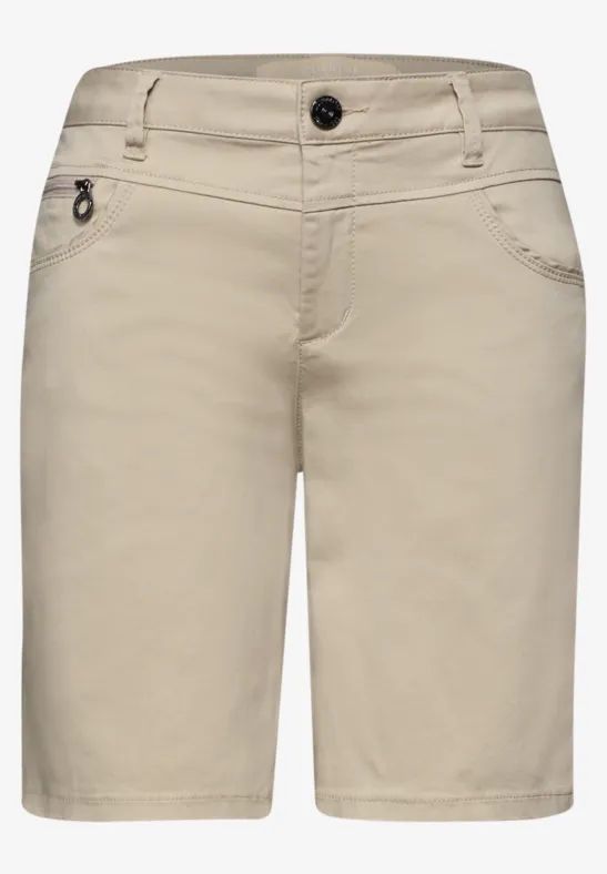 Beige Damen-Shorts mit Knopf- und Reißverschluss, zwei Seitentaschen, knielang, lässiger Schnitt.