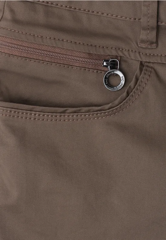 Bruine broek met ritszak en metalen ring aan de zijrits in de zijnaad.