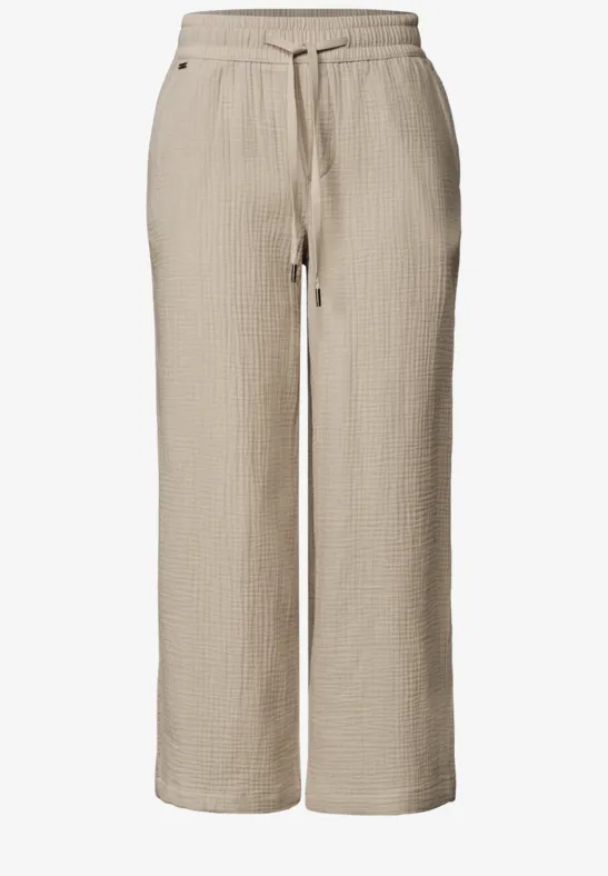 Beige Cordhose mit weitem Bein und Bindeband in der Taille.