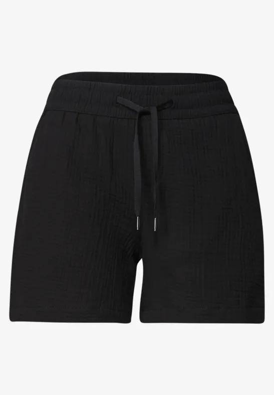 Schwarze, lockere Shorts mit gerippter Textur und Kordelzug in der Taille.