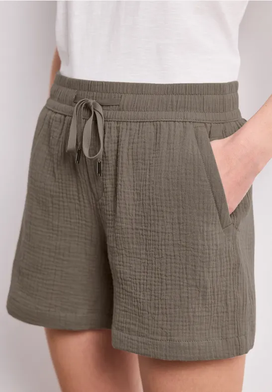 Shorts en coton gaufré kaki, taille élastique, cordon et poches latérales.