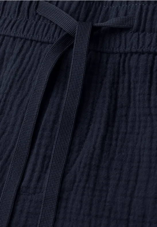 Dunkelblaue, leicht strukturierte Baumwollhose mit elastischem Bund und Bindeband in der Taille.