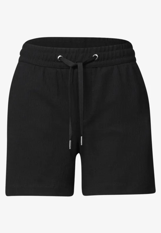 Ein Paar schwarze, knielange Shorts mit elastischem Bund und Kordelzug.