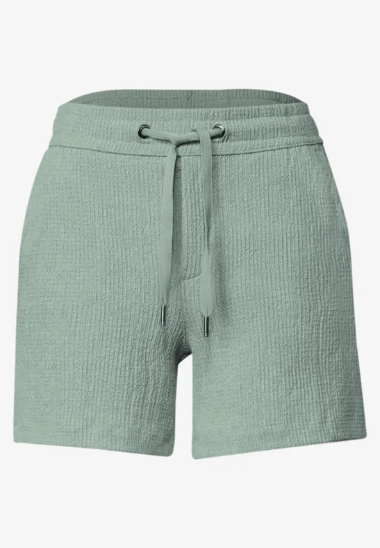 Kurze Strick-Shorts in Salbeigrün mit elastischem Bund und Tunnelzug.
