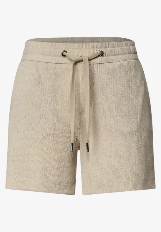 Beige Sweatshorts mit Tunnelzug und seitlichen Eingrifftaschen.
