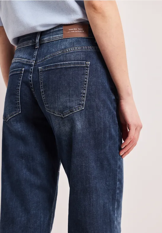 Mid Waist straight leg jeans in casual fit dark blue wash