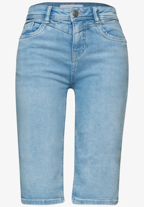 Lichtblauwe denim dames bermudashort met hoge taille, vijf zakken.