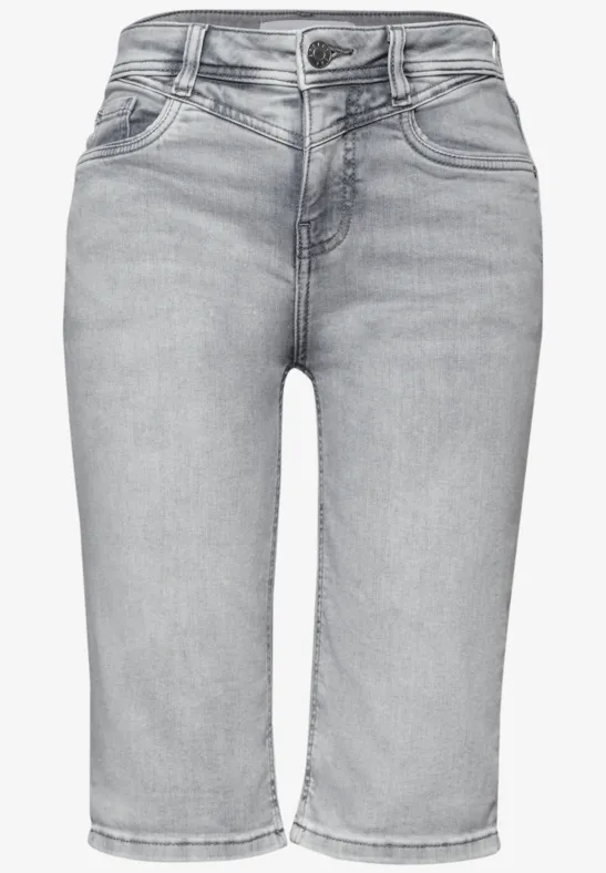 Hellgraue, kniehohe Jeans-Bermuda mit klassischem 5-Pocket-Design.