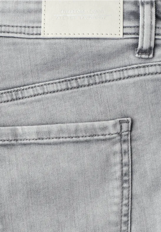 Nahaufnahme einer grauen Jeans mit sichtbarer Gesäßtasche und Label hinten am Bund.