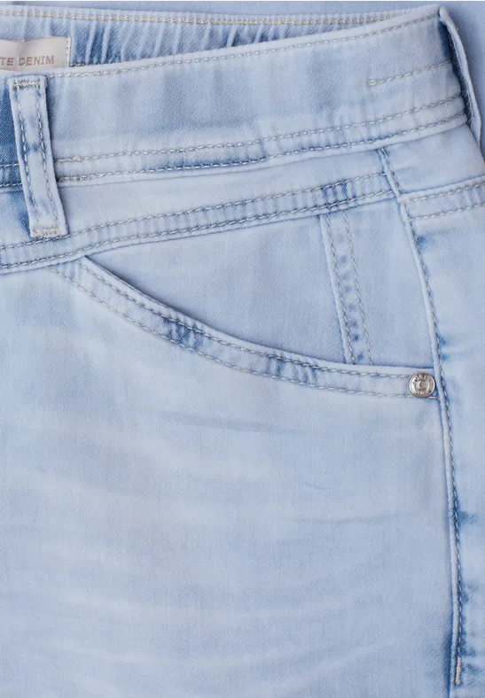 Helle Jeans in Hellblau, Detailaufnahme von Bund, Tasche und Naht.