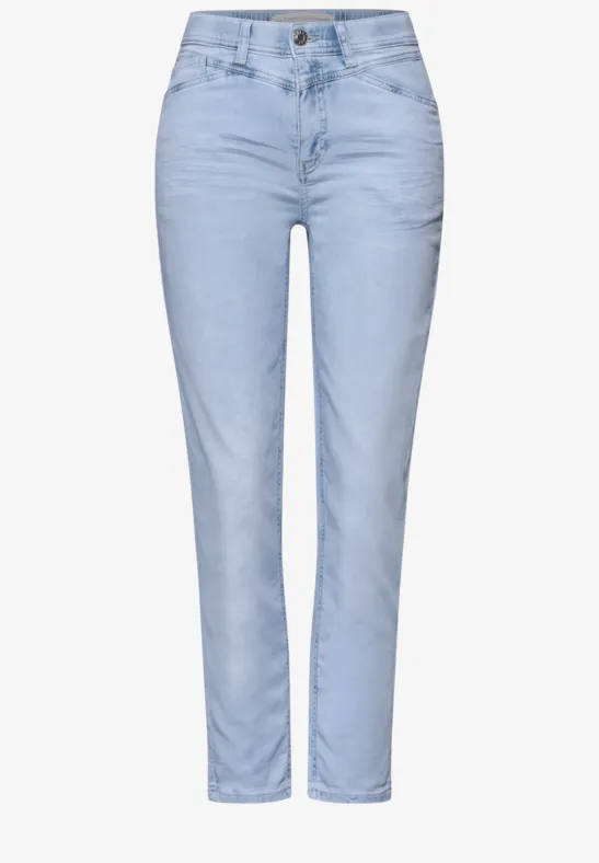 Hellblauwe damesjeans met hoge taille, rechte pijpen en klassieke vijfzakkenstijl.