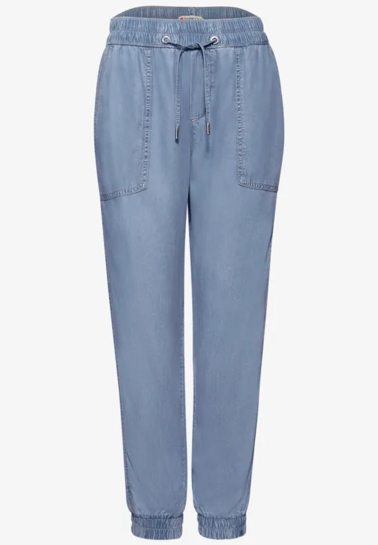 Lichtblauwe jogger-jeans met elastische taille, tunnelkoord en opgestikte zakken.