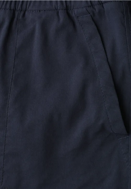 Dunkelblaue Hose aus Baumwollstoff mit elastischem Bund und seitlicher Eingrifftasche.