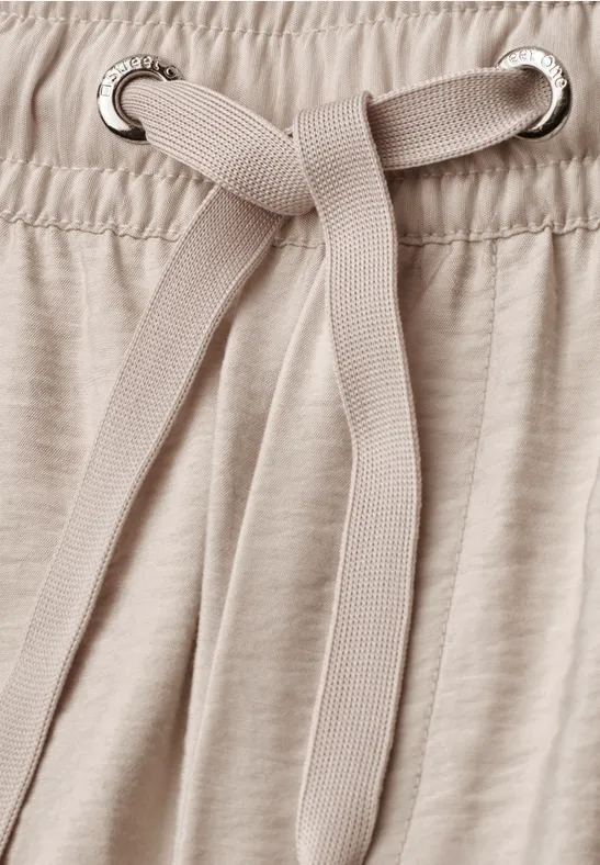 Taupefarbene Hose mit Tunnelzug und Kordel