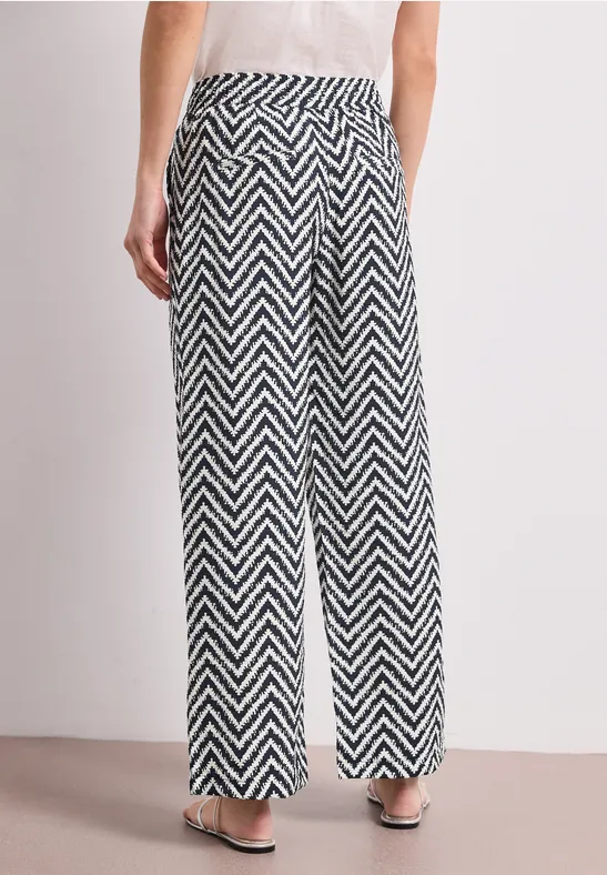 Lockere, schwarz-weiße Chevron-Hose mit weitem Bein und hohem Bund.