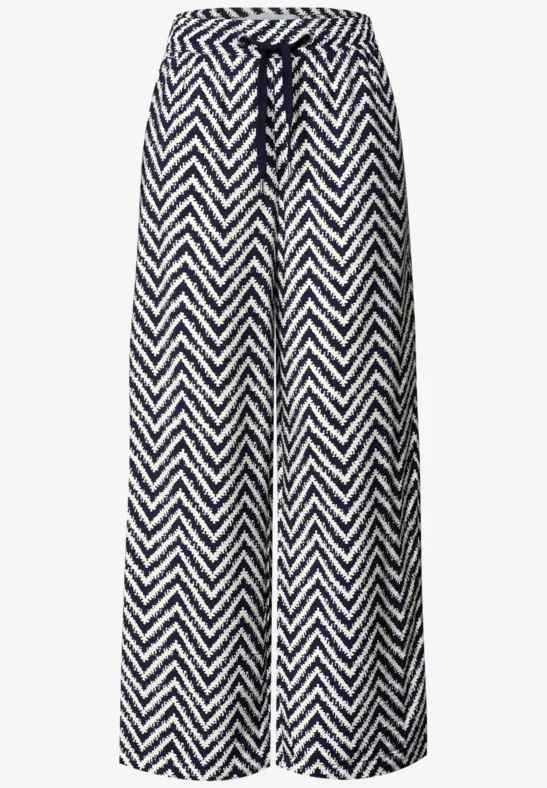 Schicke weite Hose mit schwarz-weißem Zickzack-Muster und elastischem Bund.