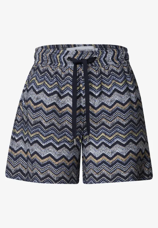 Dunkelblaue Shorts mit zigzagförmigem Muster, elastischem Bund und seitlichen Taschen.