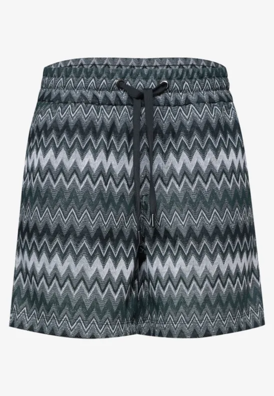 Kurze Badehose mit grau-grünen Zickzackmustern und Kordelzugbund.